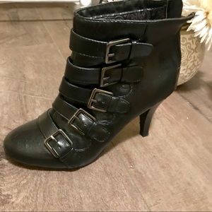 Connie zip up booties! Size 7.